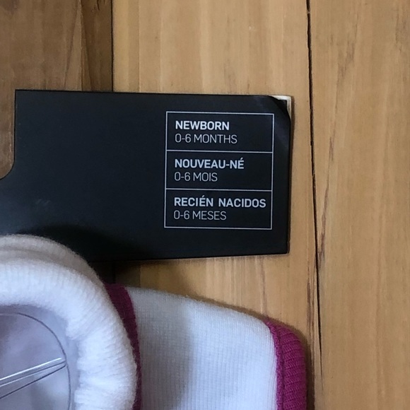 Nike 0-6 M Baby Booties & Bib In White W/Neon Writing - Picture 3 of 4